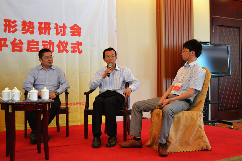 青岛大学纺织服装学院马建伟院长与代表互动