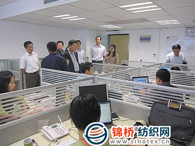 青岛市人力资源和社会保障局领导视察本网 -- 